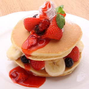 フルーツパンケーキサンド 外食産業のトータルコーディネーター 服部コーヒーフーズ株式会社