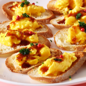 スクランブルエッグのカナッペ　 トリュフ風味ソース